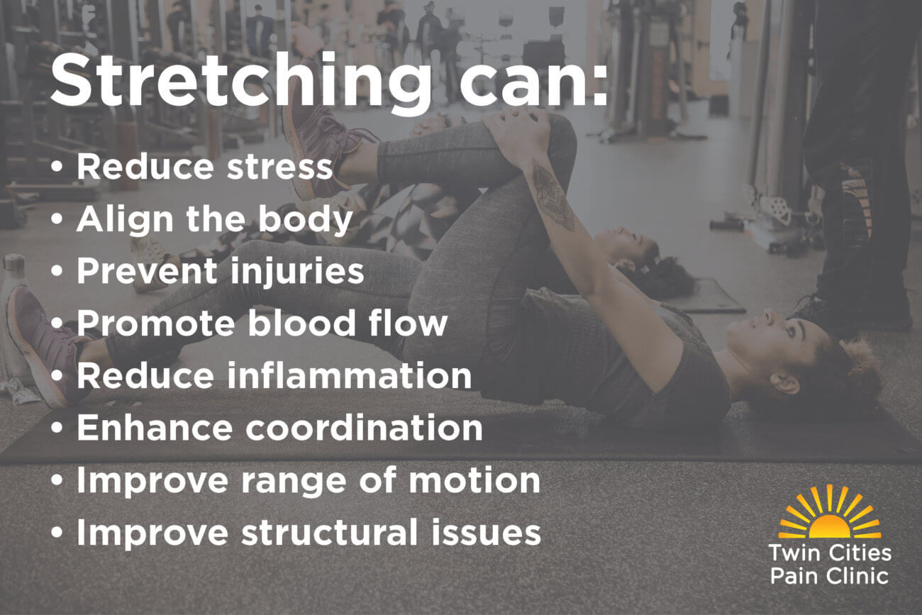 List of stretching benefits over image of a woman stretching her knee in a gym